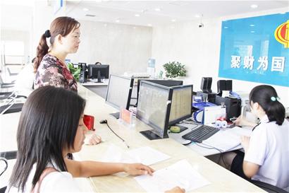 图文:咸丰县地税局办税服务厅近期推出了一机