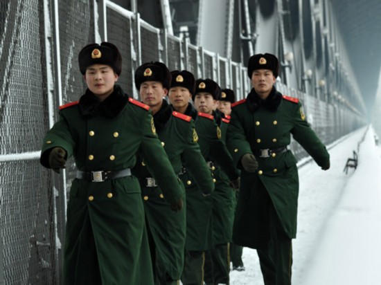 严冬哨兵们冒雪巡逻在大桥上.图片来源:人民武警报 资料图片