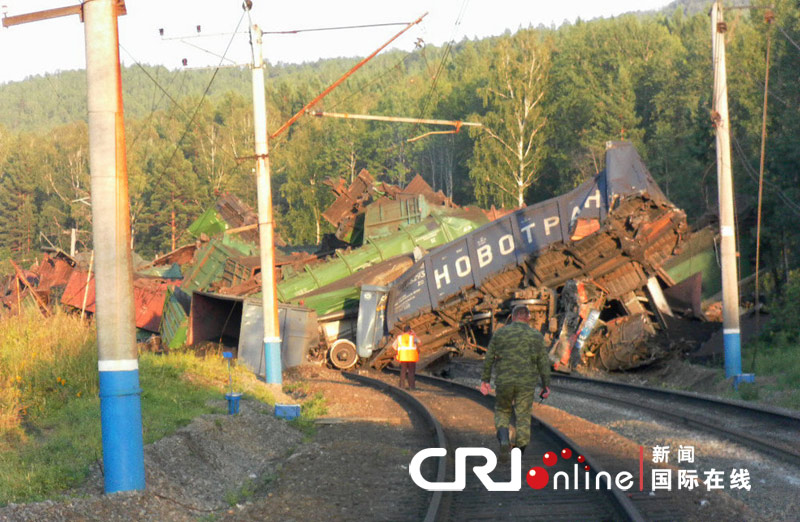 俄罗斯两列货运列车相撞 71节车厢脱轨2人死亡