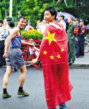 深圳大运会火炬传递花絮 身披国旗跟火炬一直跑