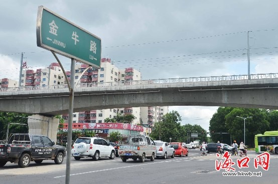 海口南海大道与金牛路交叉路口开通临时红绿灯(组图)