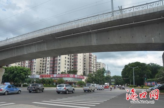 海口南海大道与金牛路交叉路口开通临时红绿灯(组图)