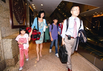 美国首位华裔驻华大使昨夜抵京 行李手提肩扛