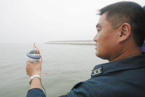 领队使用罗经测定航向。