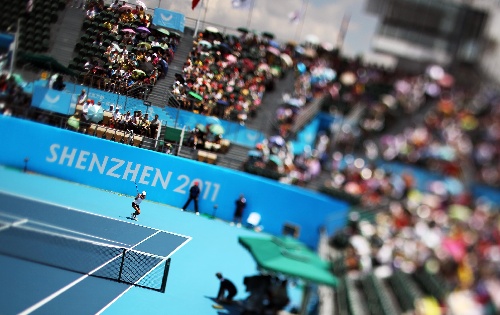 图片:大运会网球比赛 严振在比赛中回球-大运会