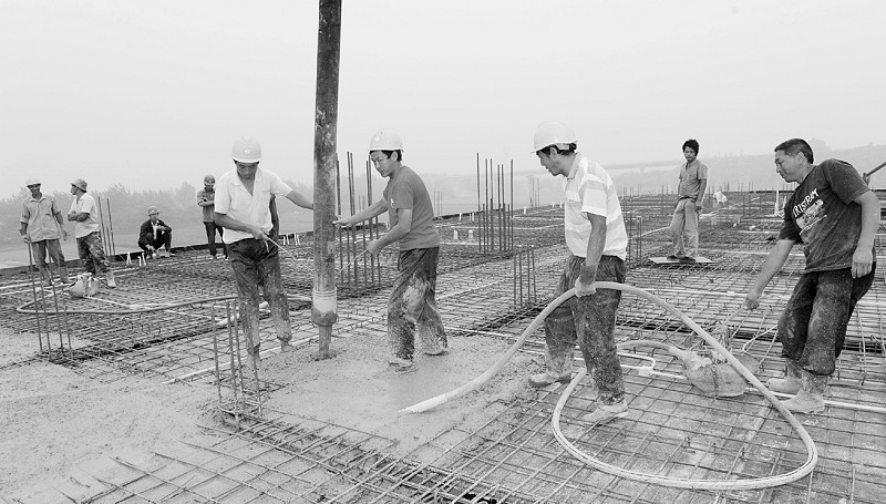 8月5日,施工人员在闻喜县礼元镇象丰农牧公司肉鸡加工车间工程建设