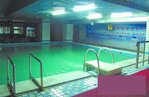 10岁女孩游泳馆溺亡 救生员3次拒绝下水寻找(