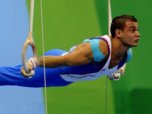 图文:大运会体操男子吊环赛况 吊环平行十字