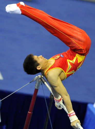 当日,在深圳第26届世界大学生夏季运动会体操项目男子单杠决赛中,中国