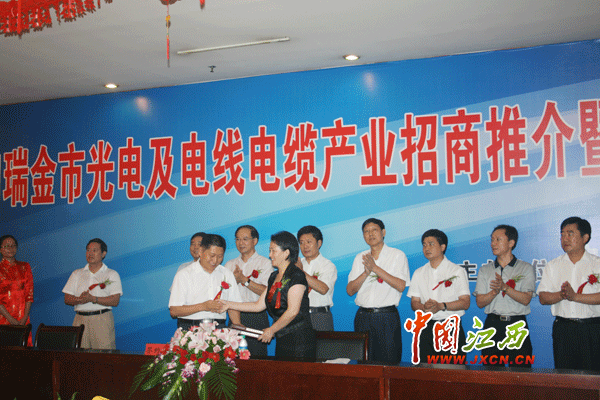 瑞金市委副书记,市长赖晓岚(前右)与客商签约.