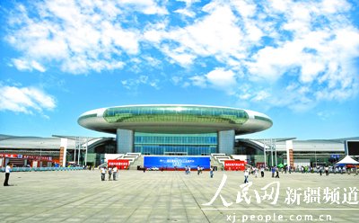 新疆国际会展中心坐落于乌鲁木齐市红光山脚下,总投资11.