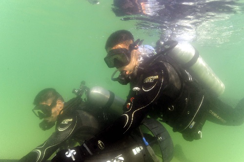 图文:蛙人海底排险保大运 潜水作业