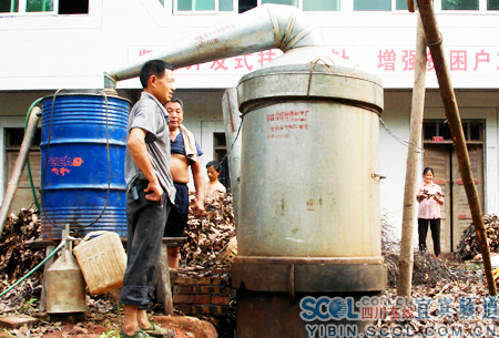 宜宾县的林农正在用油樟树的落叶炼制油樟油