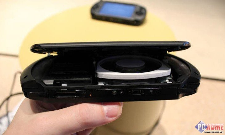 新款PSP实拍 UMD仓与电池仓一体化 PSP(组