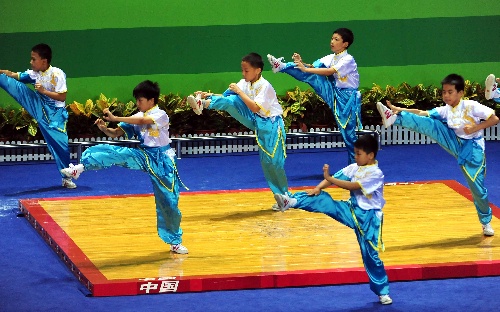 图文:大运赛场涌动健身潮 小学生武术表演