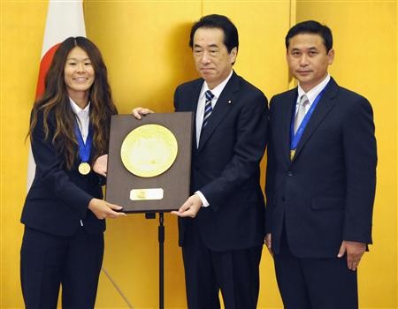 日本首相菅直人18日上午为获得日本"国民荣誉奖"的日本女足队员颁奖