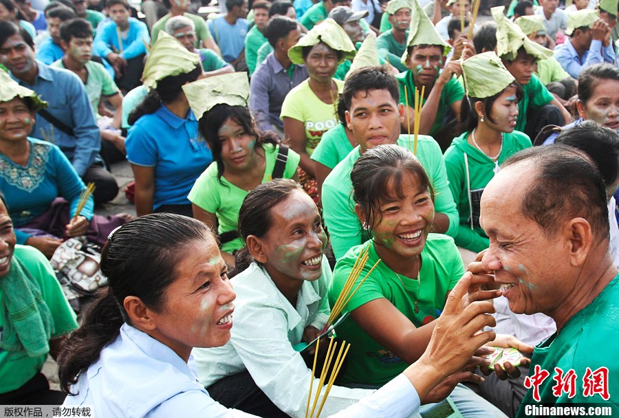 绿色 阿凡达/柬埔寨民众化身“阿凡达”抗议砍伐森林(组图)