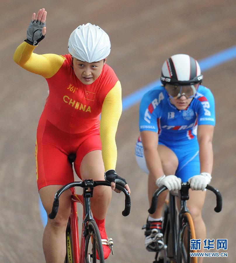 当日,在第二十六届世界大学生夏季运动会场地自行车女子个人争先赛中