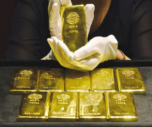 时间8月11日,金属巨头田中贵金属工业公司职员展示一公斤重的金条