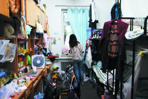 前日,北京大学一女生宿舍内堆满生活用品.