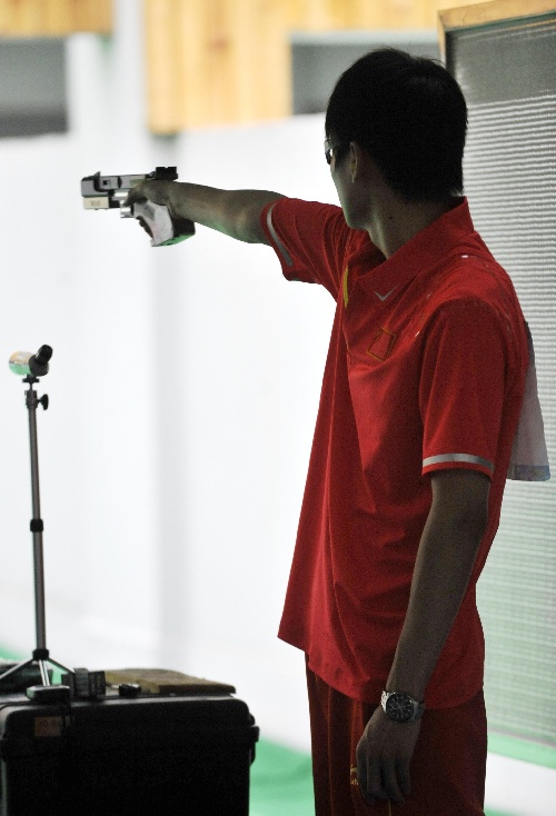 图文:男25米手枪速射团体赛 周治国在比赛中