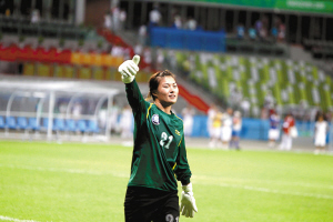 中国女足守门员王飞在比赛中发挥出色。