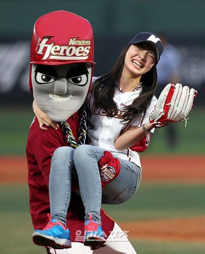 图文:韩国女星为棒球赛开球 吉祥物抱起申宝拉