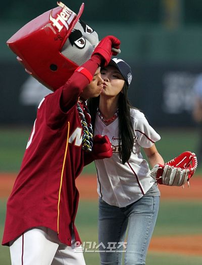 图文:韩国女星为棒球赛开球 申宝拉亲吻吉祥物