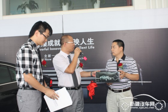 一汽-大众4s店总经理袁淑平先生为首位全新迈腾车主颁发车钥高清图片