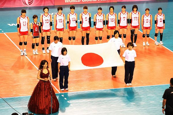 图文:日本女排3-0韩国队 赛前升日本国旗