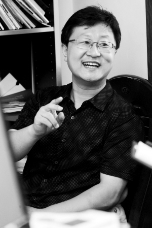 除了文学创作于立极还尝试着写成人文学.