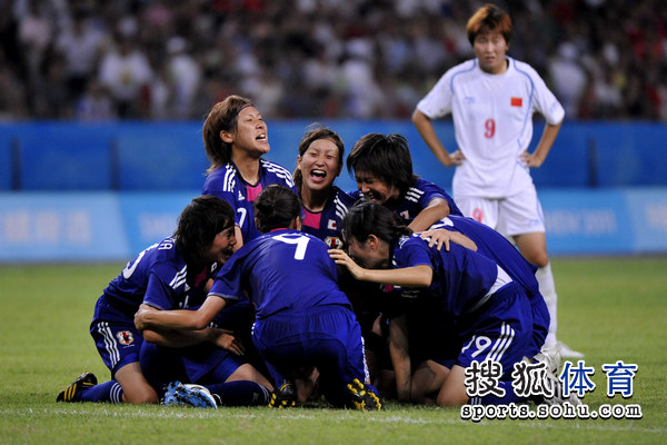 图文大运女足21日本夺冠李雯看着对手庆祝