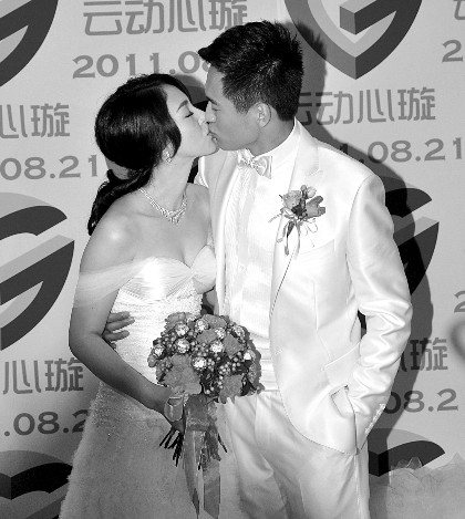 董璇和高云翔在婚礼上深情相吻