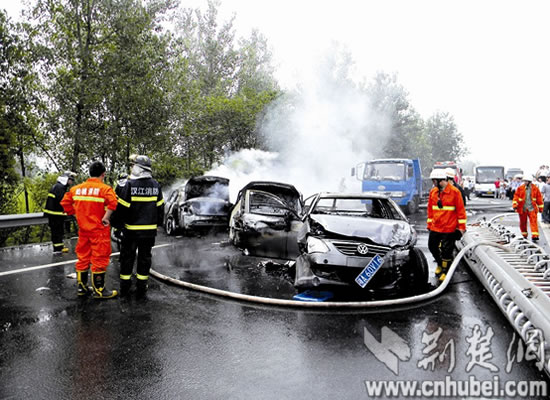 汉宜高速轿车飞进对向车道 三车连环撞致5死6伤(组图)