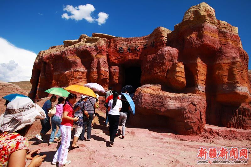 新疆奇台硅化木恐龙国家地质公园吸引诸多游客