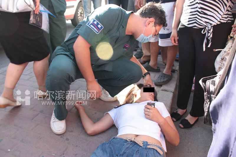 一青年女子与男友发生口角 被当街暴打晕倒(图)