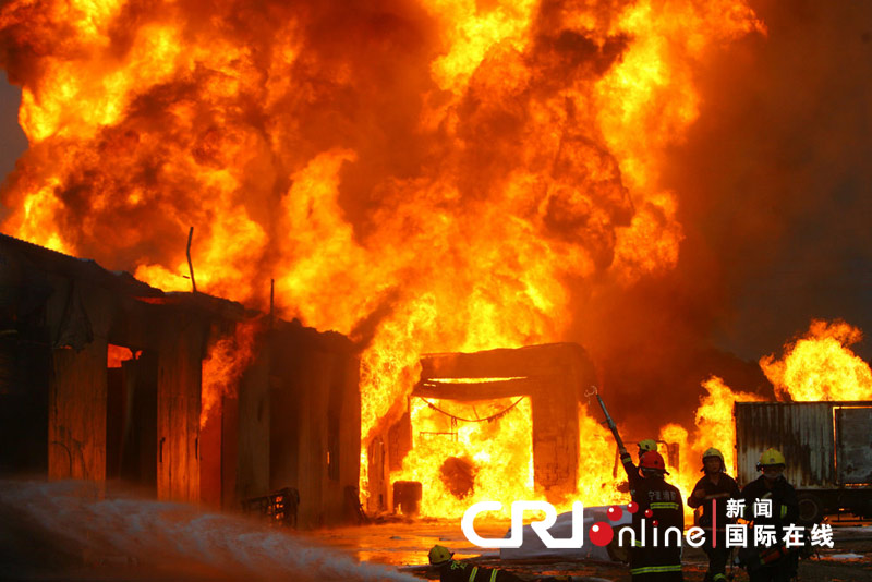 浙江宁波一仓库发生火灾爆炸 火势冲天(高清组