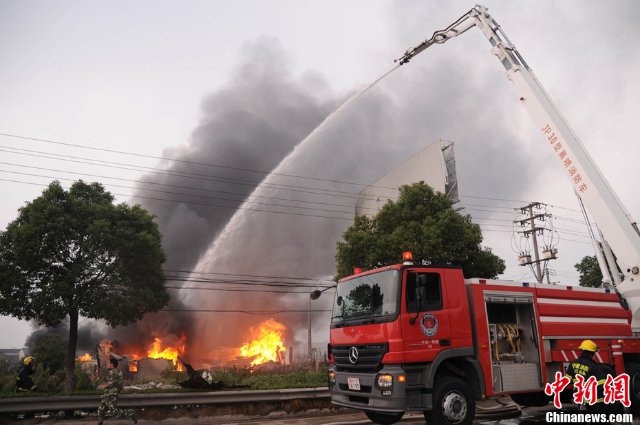 浙江一仓库起火发生爆炸 20多辆消防车紧急救