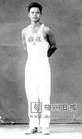 图片说明: 1954年梅县篮球代表队队员曾宪梓 