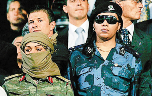 当时刺客们手持冲锋枪朝卡扎菲乘坐的汽车扫射,卡扎菲的女保镖们立即