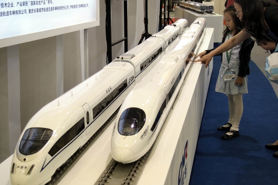 8月23日,上海轨道交通展,游客参观北车集团的和谐号动车模型.