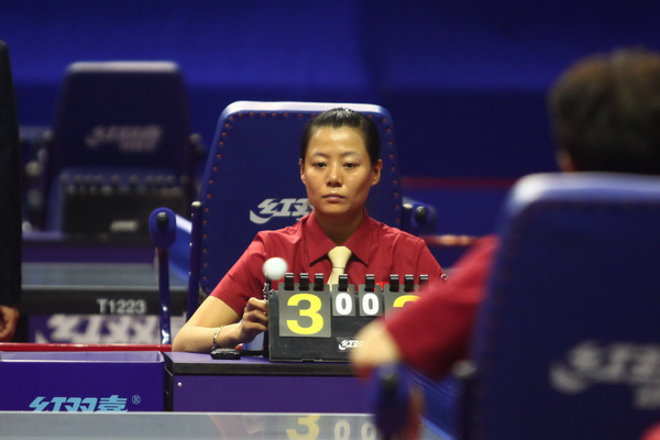 图文:中国乒乓球公开赛资格赛 裁判认真执法