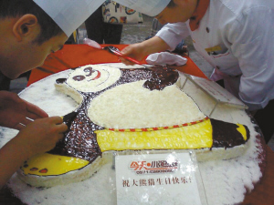 奥运熊猫兄弟三周岁萧山大厨送上大蛋糕(组图