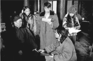 拍摄《大武生》时，高晓松（蹲着）给元彪（前左）和韩庚（后中）说戏