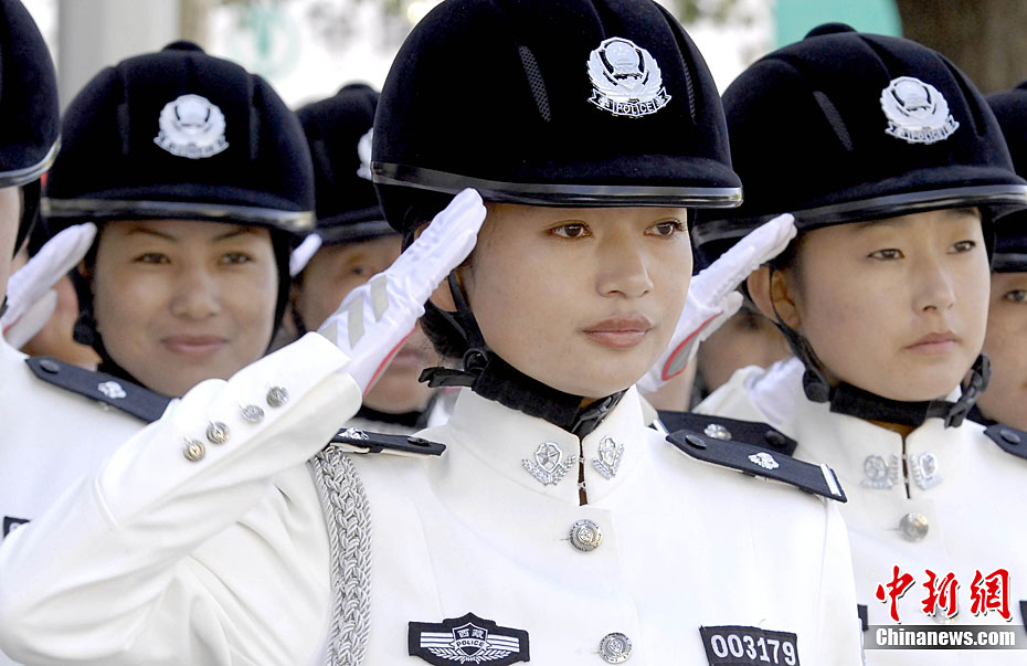 拉萨女交警换新白色警服配新款无级摩托变速车