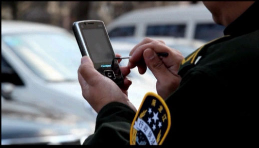 图为：执法局现场使用酷派TD智能手机执法