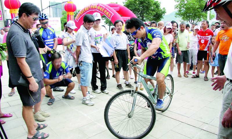 安化县举行迎省第五届农运会自行车慢骑比赛(