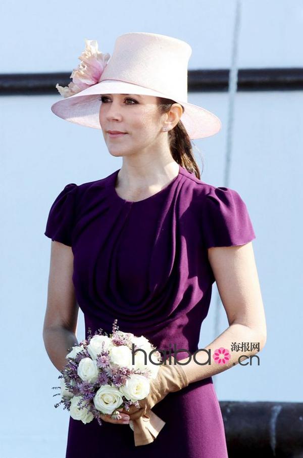 “王室时尚偶像”丹麦王储妃玛丽(Princess Mary)一紫一白两身裙装造型亮相，你更爱哪一个?(组图)