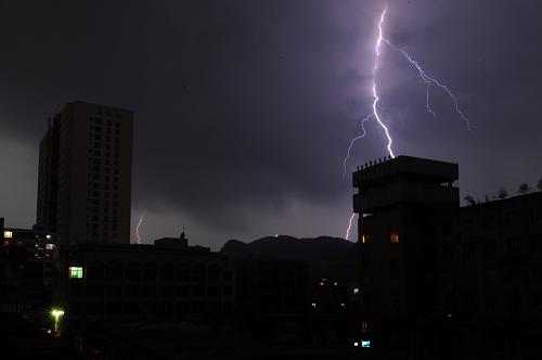 重旱区贵州六盘水市雷雨交加(图)