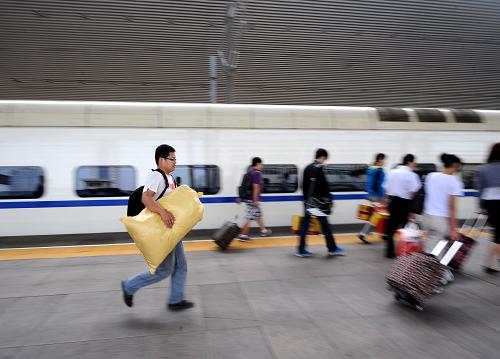 8月28日,在太原火车站,乘客准备登上d2004次动车.新华社记者 燕雁 摄